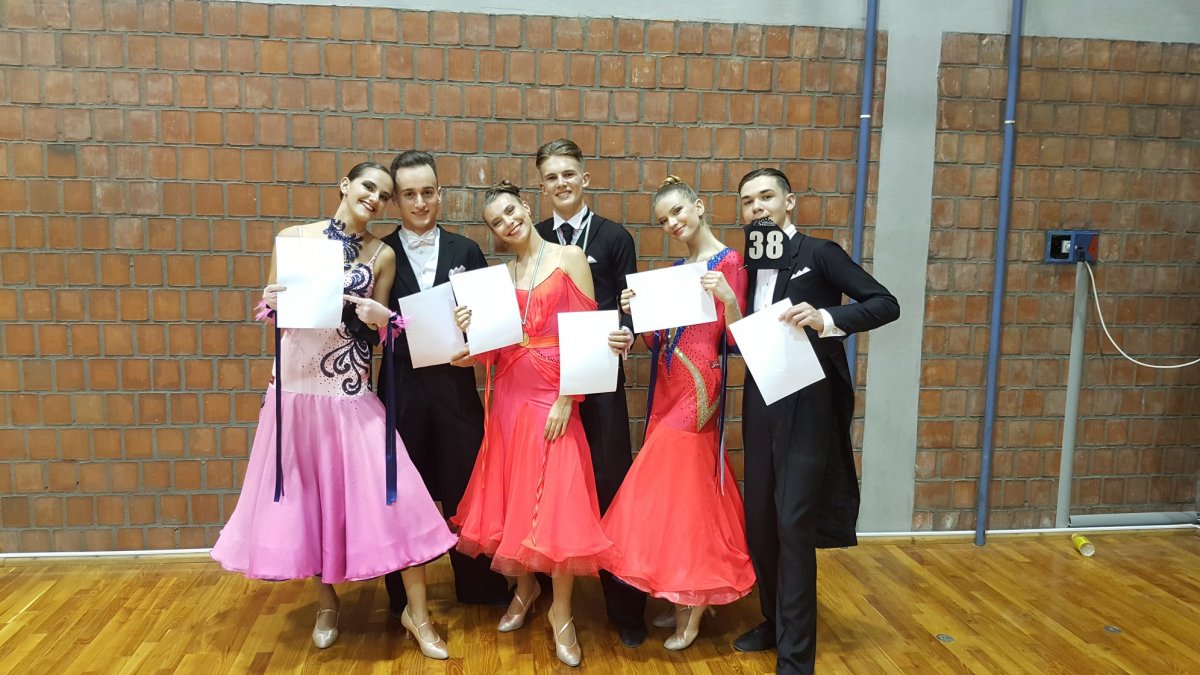 Ingrid és Dávid (középen) válogatott edzéseken vehet részt, ahol a világ legjobb táncosai tanítanak •  Fotó: Facebook/Dance Unity