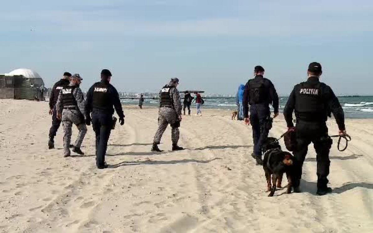 Nagy erőkkel kutatnak a rendőrök és határőrök a drog után a tengerparton •  Fotó: Pro Tv