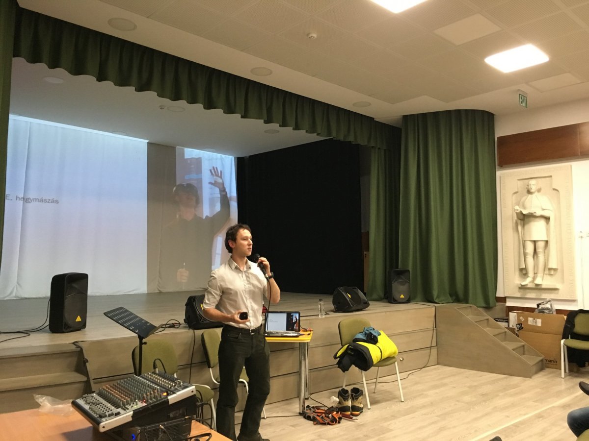 Felszerelve. Vekov Imre bemutatta a közönségnek a hegymászáshoz szükséges hágóvasat, jégcsákányt, pehelykesztyűt és pehelykabátot is • Fotó: EKE/Facebook