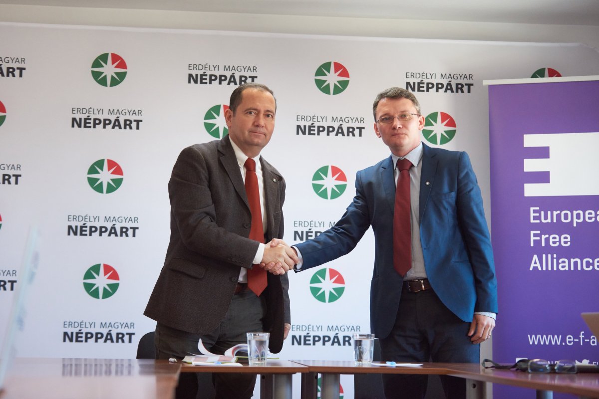 Csomortányi István, az EMNP újonnan megválasztott elnöke (jobbra) és Szilágyi Zsolt leköszönő elnök kolozsvári sajtótájékoztatójukon &bullet;  Fotó: MTI/Biró István