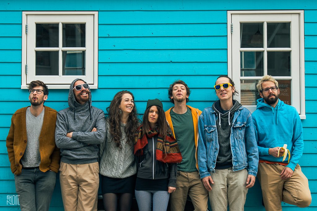 Színfoltok. A héttagú csapat eredetileg a magyar népzenei örökség továbbgondolását tűzte ki célul, sosem hallott kontextusba helyezve azt