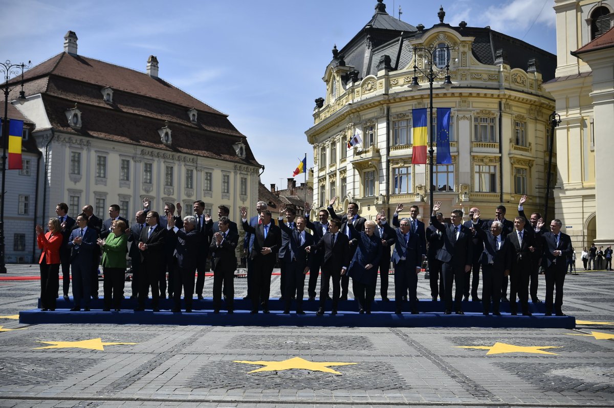 Családi fotó. Az EU állam- és kormányfői Nagyszebenben megfogadták, hogy Európa felelősségteljes globális vezető lesz • Fotó: Flick/RO2019EU