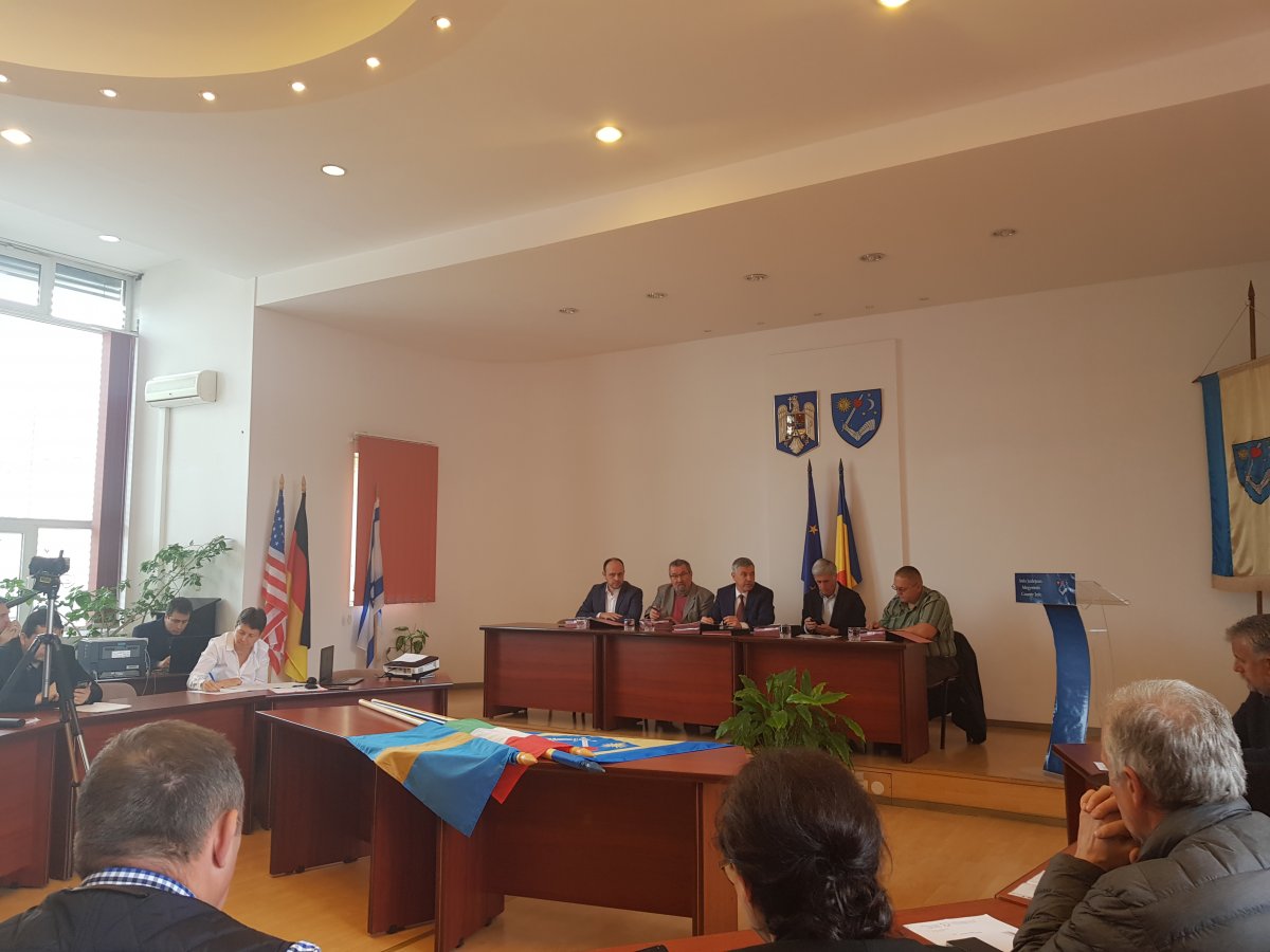 Száműzve. A díszterem asztalán hever a magyar és a székely zászló, míg az amerikai, a német és az izraeli lobogó nem zavarja a román nacionalistákat &bullet;  Fotó: Bíró Blanka