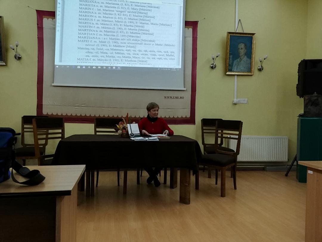 J. Kovács Magda szerint a keresztnévszótárak segíthetik a határokon túli kisebbségi nyelvhasználatot, személynévtervezést •  Fotó: Bede Laura