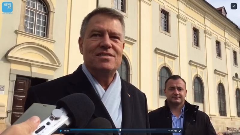 Klaus Johannis a szebeni Szentháromság-templom előtt &bullet;  Fotó: News.ro