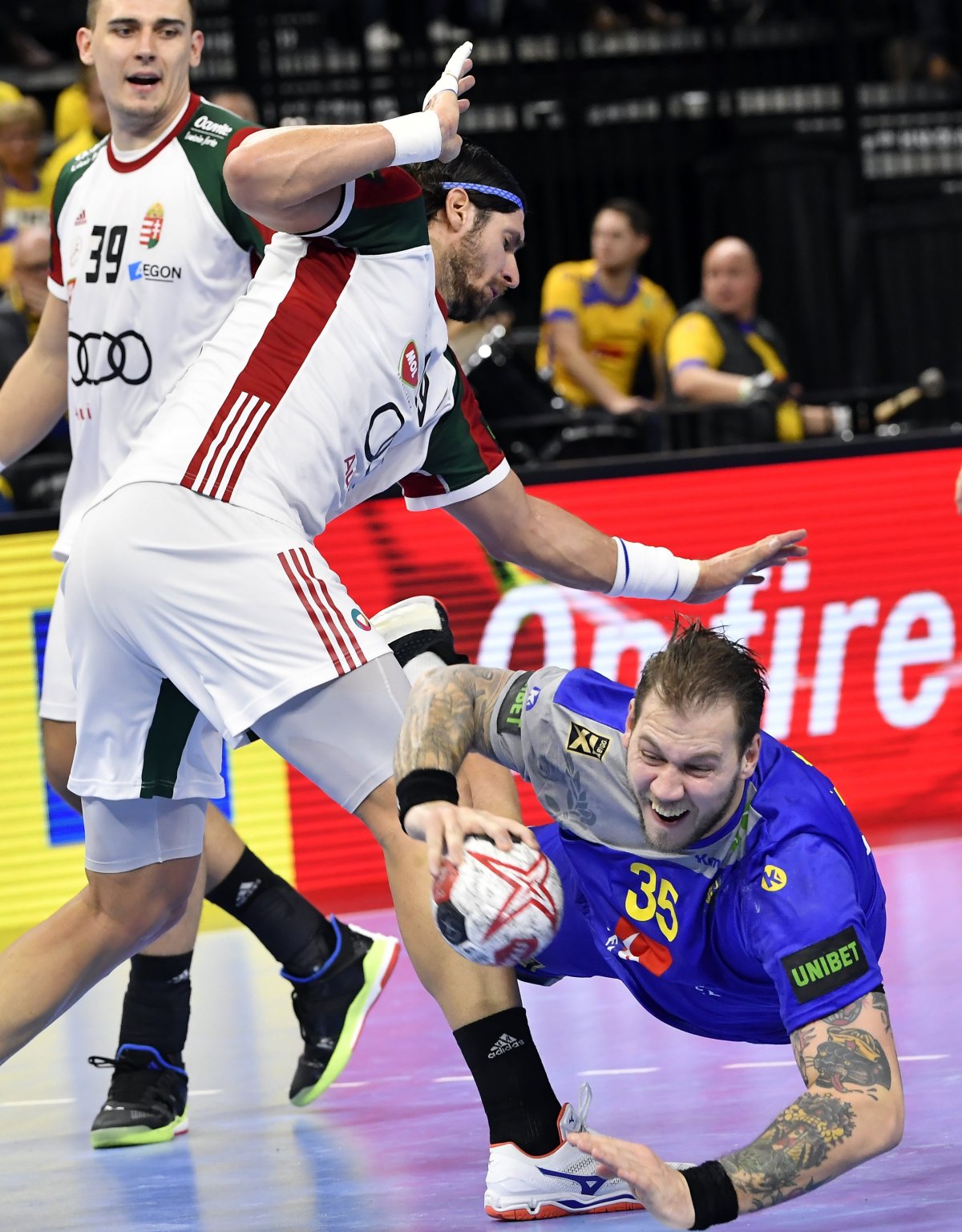 Veszprémi párharc: a svéd Andreas Nilsson fordul be klubcsapattársa, Nagy László mellett •  Fotó: MTI