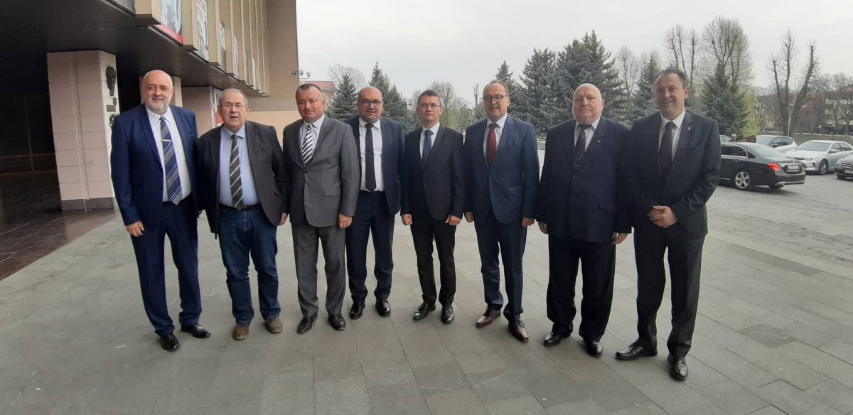 Külhoni és anyaországi politikusok a KMKSZ-ülésen, balról az ötödik Csomortányi István, jobbján Brenzovics László KMKSZ-elnök &bullet;  Fotó: EMNP