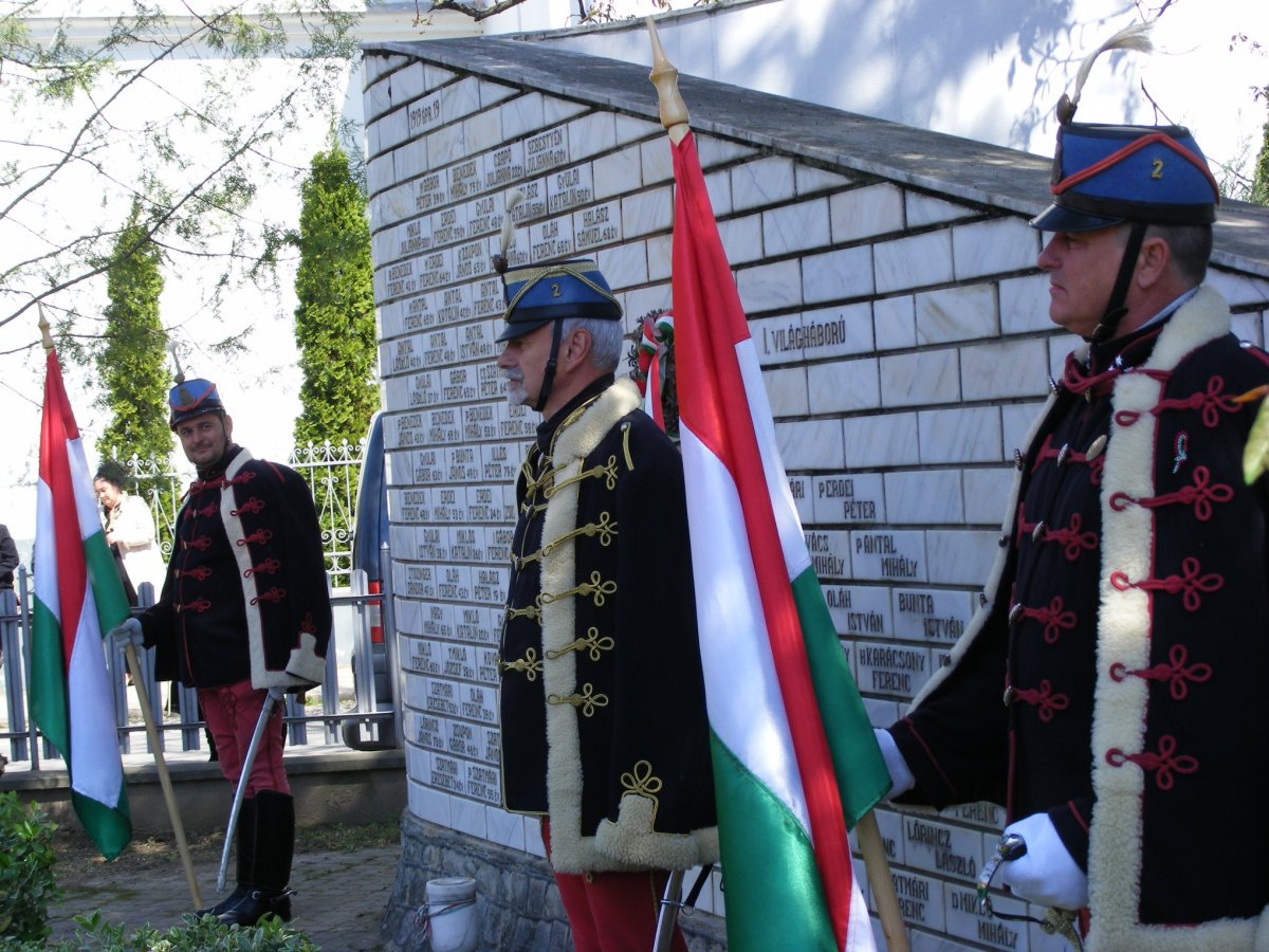 A bihari településen 1999-ben állítottak emlékfalat a református templom közelében, amelyre a vérengzés valamennyi áldozatának a neve és életkora felkerült &bullet;  Fotó: Facebook