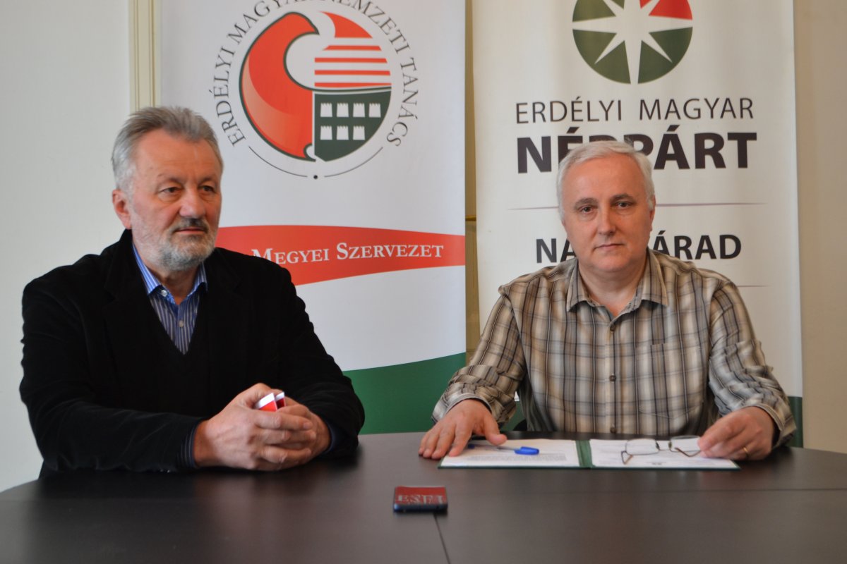 Török Sándor (balra) és Moldován Gellért Lajos visszaköveteli a Hír Tv-t az RCS&RDS kínálatába •  Fotó: EMNP