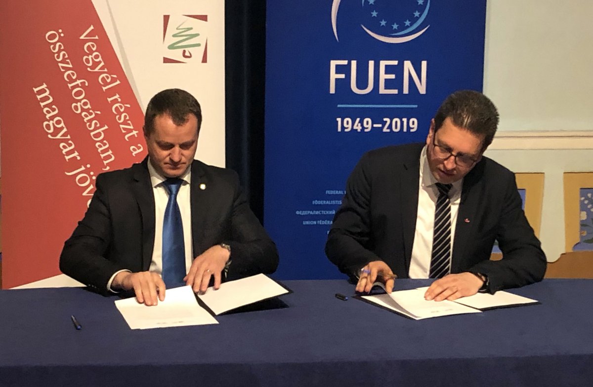 Mezei János és Vincze Loránt a megállapodás aláírásakor &bullet;  Fotó: MPP