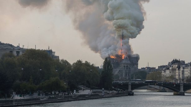 A párizsi Notre-Dame katedrálisban április 15-én keletkezett tűz hatalmas károkat okozott a világhírű műemléképület tetőszerkezetében &bullet;  Fotó: Twitter