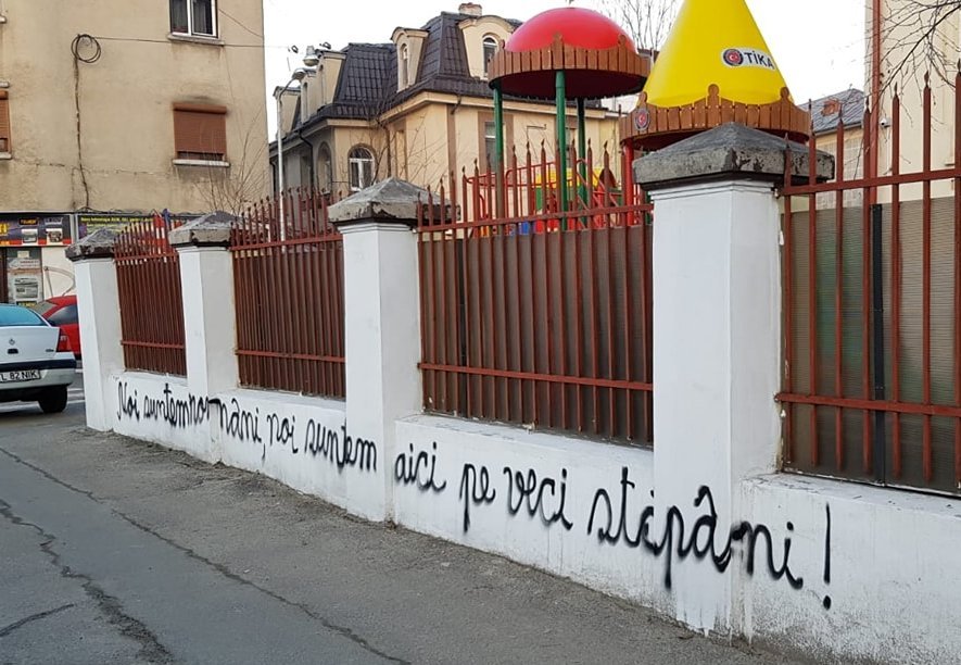 A bukaresti Ady-gimnázium kerítésére festett szöveg arra emlékezteti a magyarokat, hogy „ki az úr a román földön” &bullet;  Fotó: Pap Csongor/Maszol