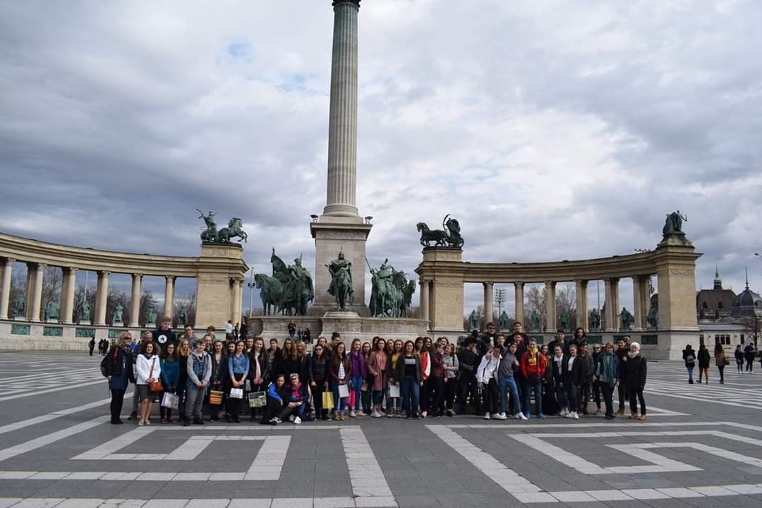 A ma hősei. A bánffyhunyadi és budapesti diákok közösen látogatták meg a magyar főváros nevezetességeit a Határtalanul! program keretében