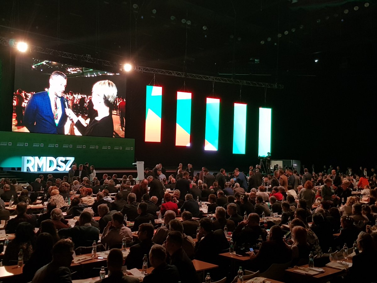 Közel ezer küldött részvételével zajlik a politikai fórum a kolozsvári sportcsarnokban • Fotó: Rostás Szabolcs