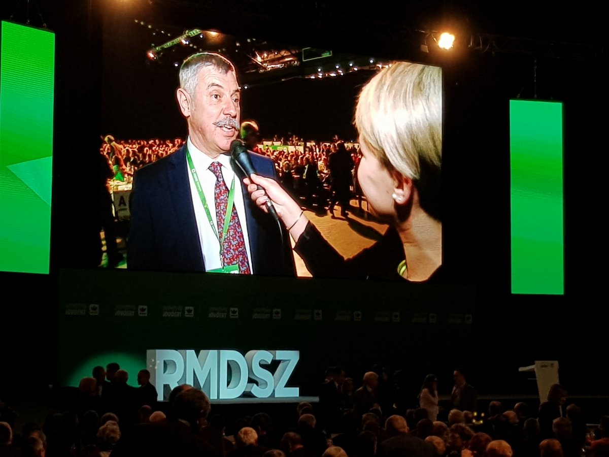 Villáminterjúkat lehet követni az óriáskivetítőn &bullet;  Fotó: Rostás Szabolcs