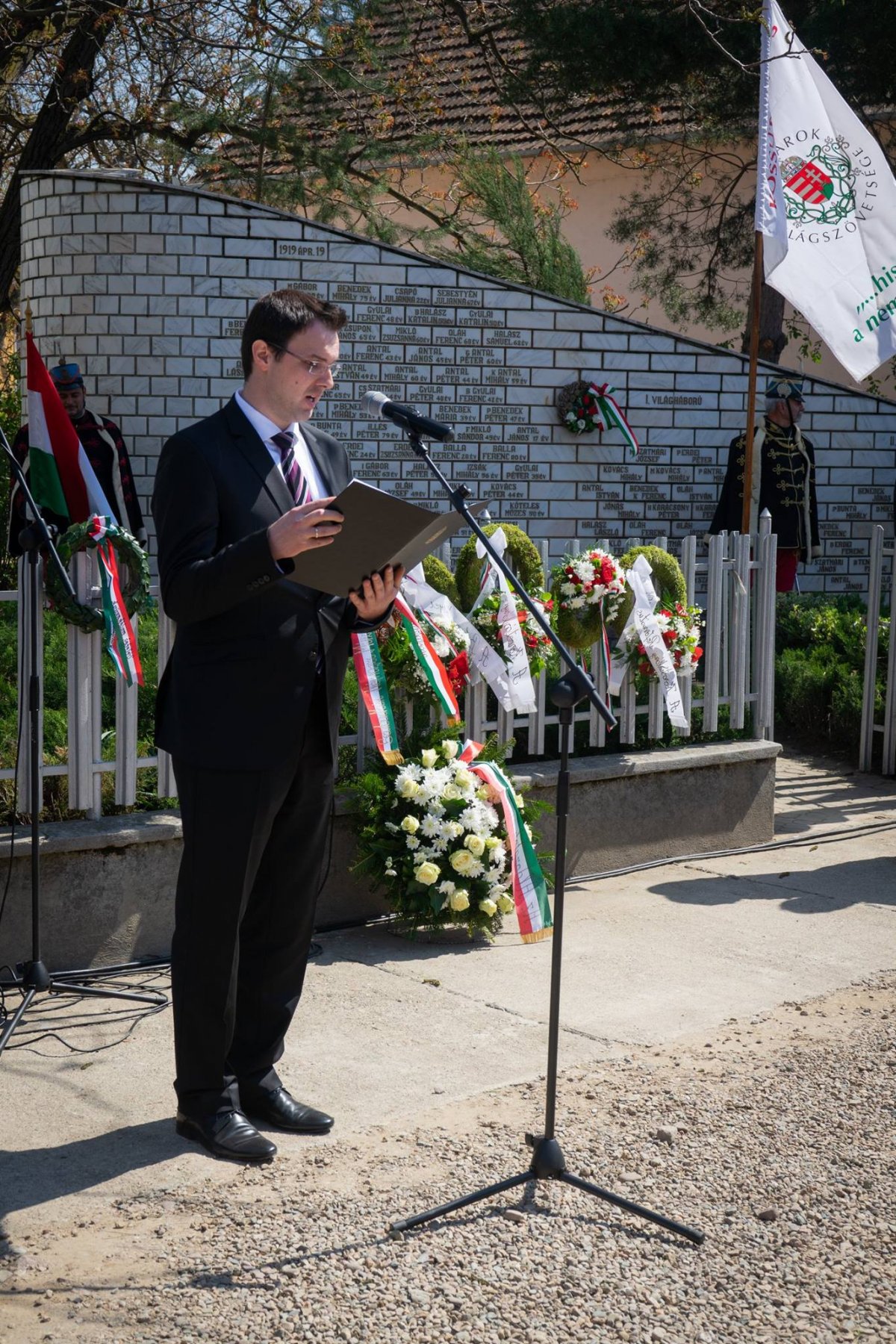 Sölch Gellért helyettes államtitkár szerint a tárkányiak  sosem felejtik a száz évvel ezelőtt történteket &bullet;  Fotó: RMDSZ/Facebook