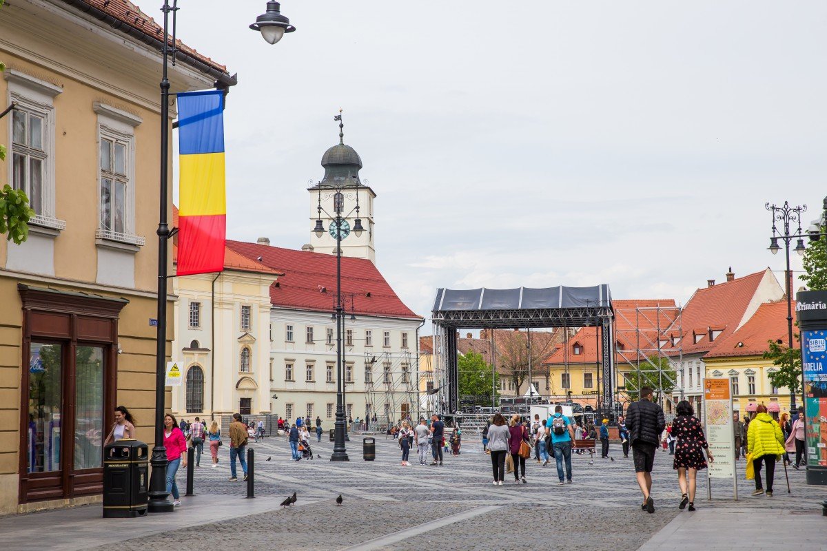 Fellobogózva. Nagyszebenben már javában zajlanak az EU-csúcs előkészületei •  Fotó: Turnulsfatului.ro