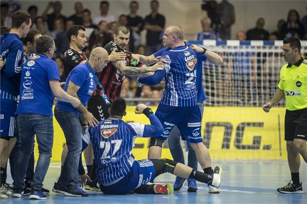 A Szeged és a macedón Szkopje játékosai dulakodnak a mérkőzés lefújása előtt •  Fotó: MTI/Ujvári Sándor