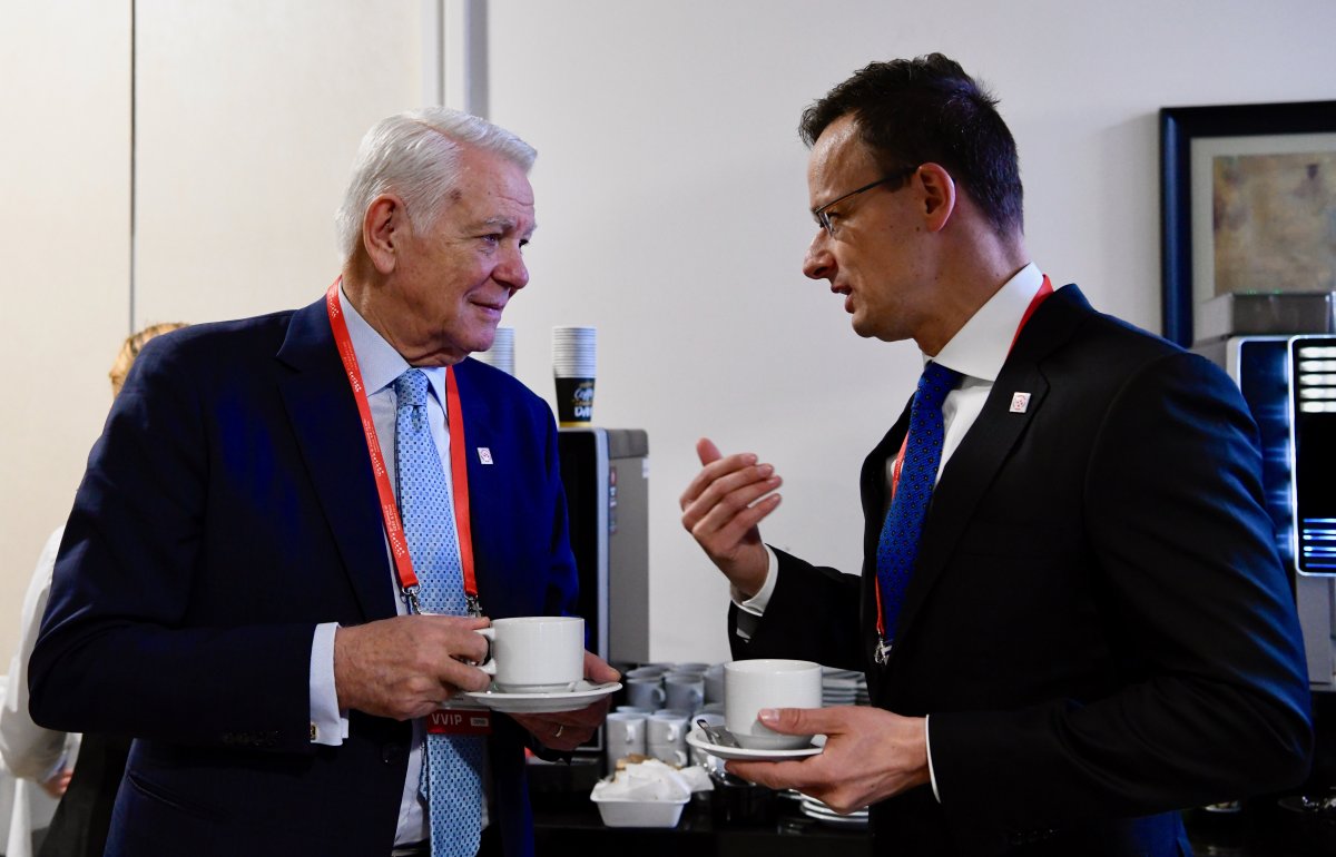 Teodor Meleșcanu román és Szijjártó Péter magyar külügyminiszter egy kávé mellett egyeztet Dubrovnikban •  Fotó: MTI/Mitko Sztojcsev