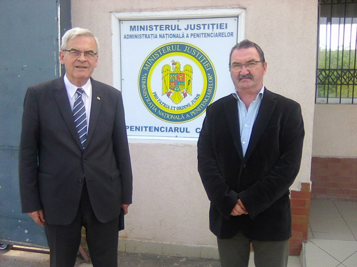 Tőkés László és  Bálint József a feketehalmi börtön bejáratánál &bullet;  Fotó: Tőkés László sajtóirodája