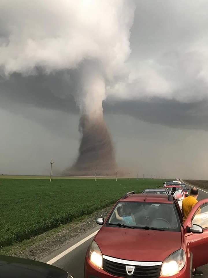 A Călăraşi megyében végigsöprő forgószél •  Fotó: Meteoplus/Facebook