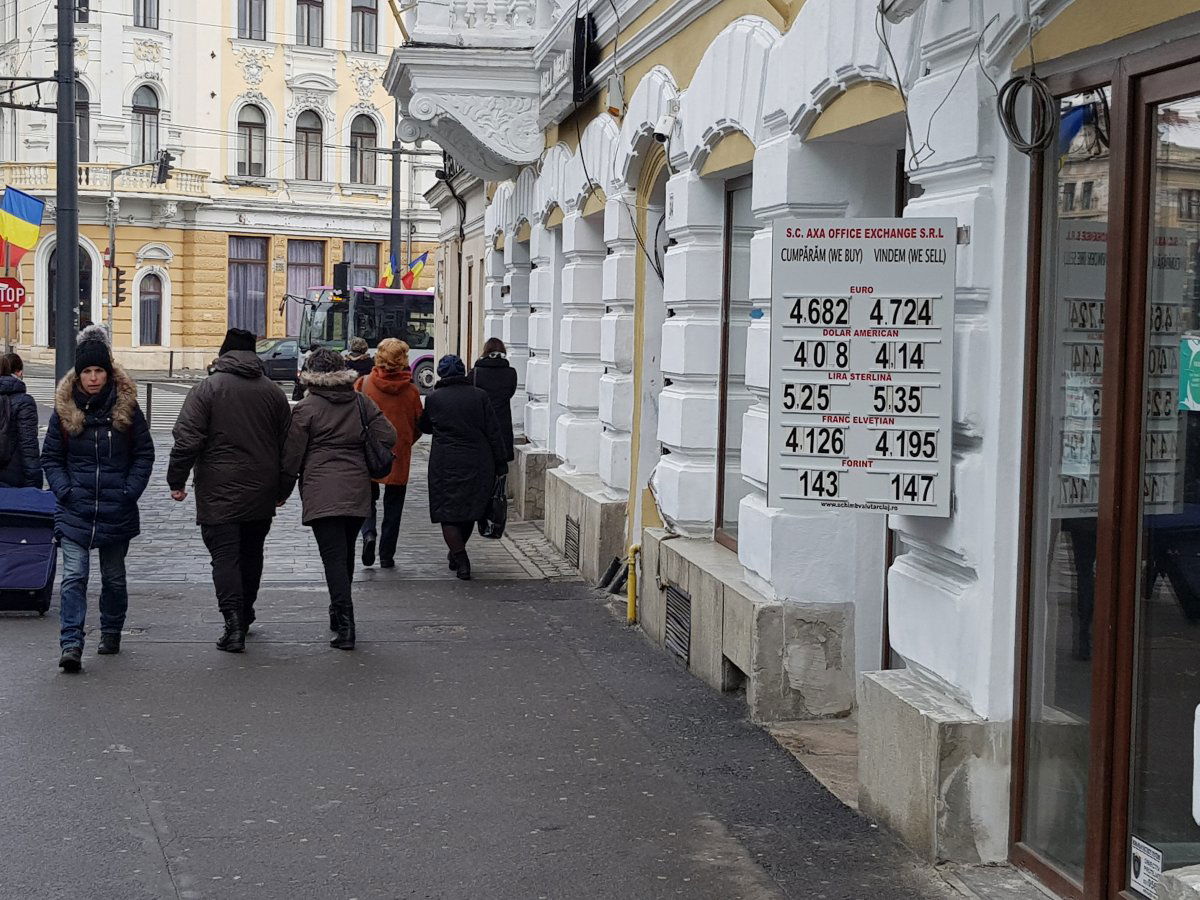 Kolozsvári valutaváltó árfolyamkínálata csütörtökön • Fotó: Krónika
