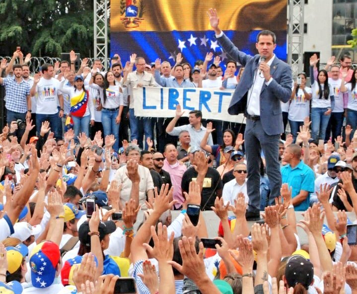 Juan Guaidó (a mikrofonnal) szerint véget kell vetni Nicolás Maduro elnök „hatalombitorlásának” &bullet;  Fotó: Juan Guaidó/Twitter