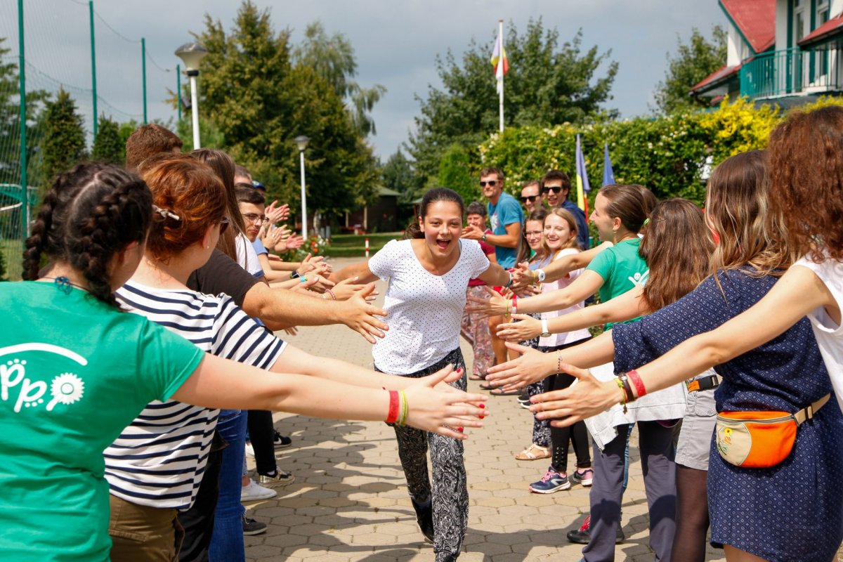 Segítő kezek a sikerélményben. Az önkéntesek arra biztatják a gyerekeket, hogy merjenek szembenézni a személyre szabott kihívásokkal •  Fotó: Facebook/Yuppi Camp