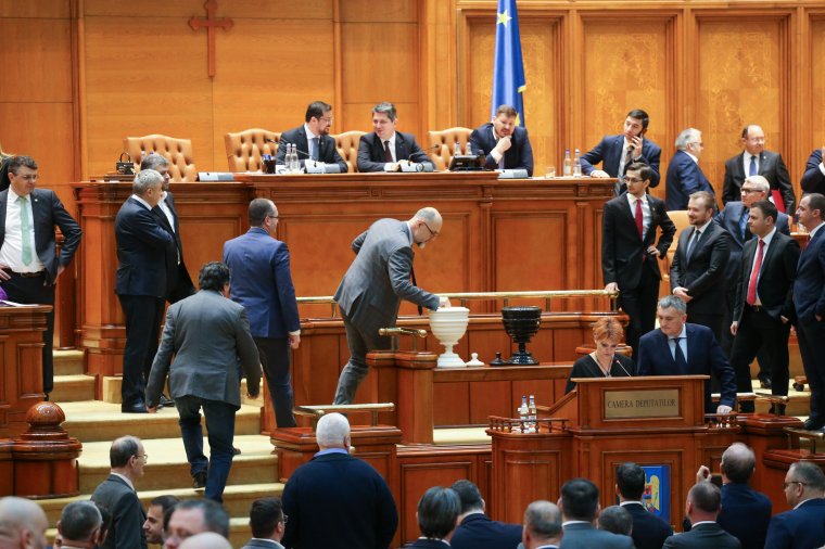 Csoma Botond: nincs esély a bizalmatlansági indítvány megszavazására, Antonescut pedig nem kell lecserélni