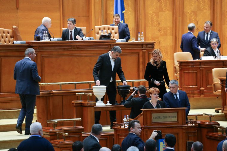 Kedden nyújtja be a bizalmatlansági indítványt az ellenzék, a kormánypártok nem aggódnak