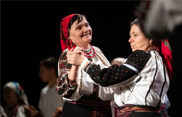 Az összetartozást, a hagyományok megőrzésének fontosságát hirdették a budapesti Csángó bálon