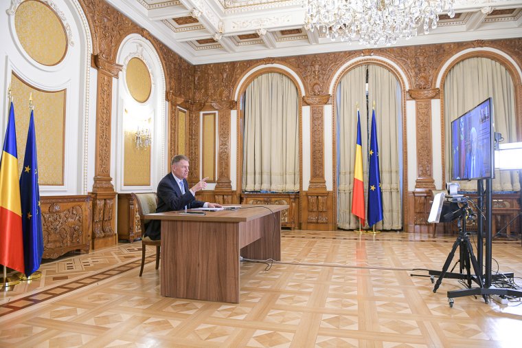 Johannis uniós humanitárius folyosót kért a kint rekedt románoknak, miközben más maradásra bírná őket