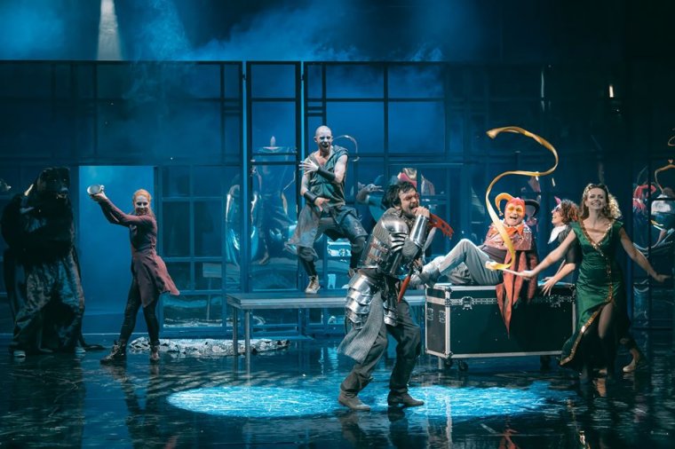 Amikor a felszín legyőzi a tartalmat: bemutatták a Schroffenstein család című darabot Váradon