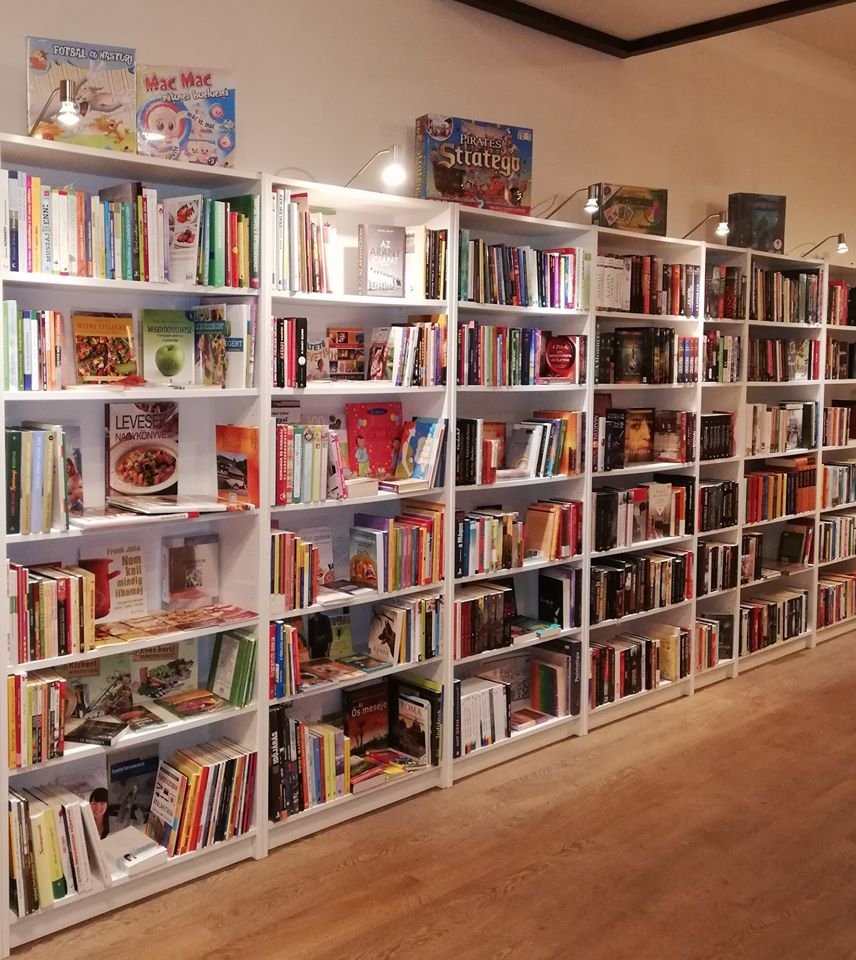 Bár a könyvesboltok bezártak, a nyomtatott kiadványok továbbra is népszerűek •  Fotó: Facebook/Dávid könyvkereskedés