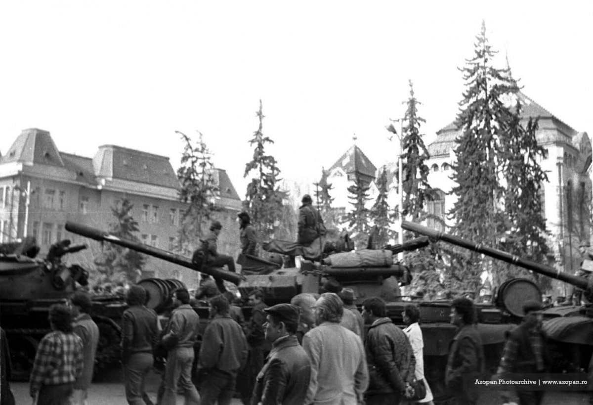 A volt miniszterelnök a helyzet sikeres megoldásaként mutatja be a páncélosok bevonulását •  Fotó: Azopan Photoarchive, azopan.ro