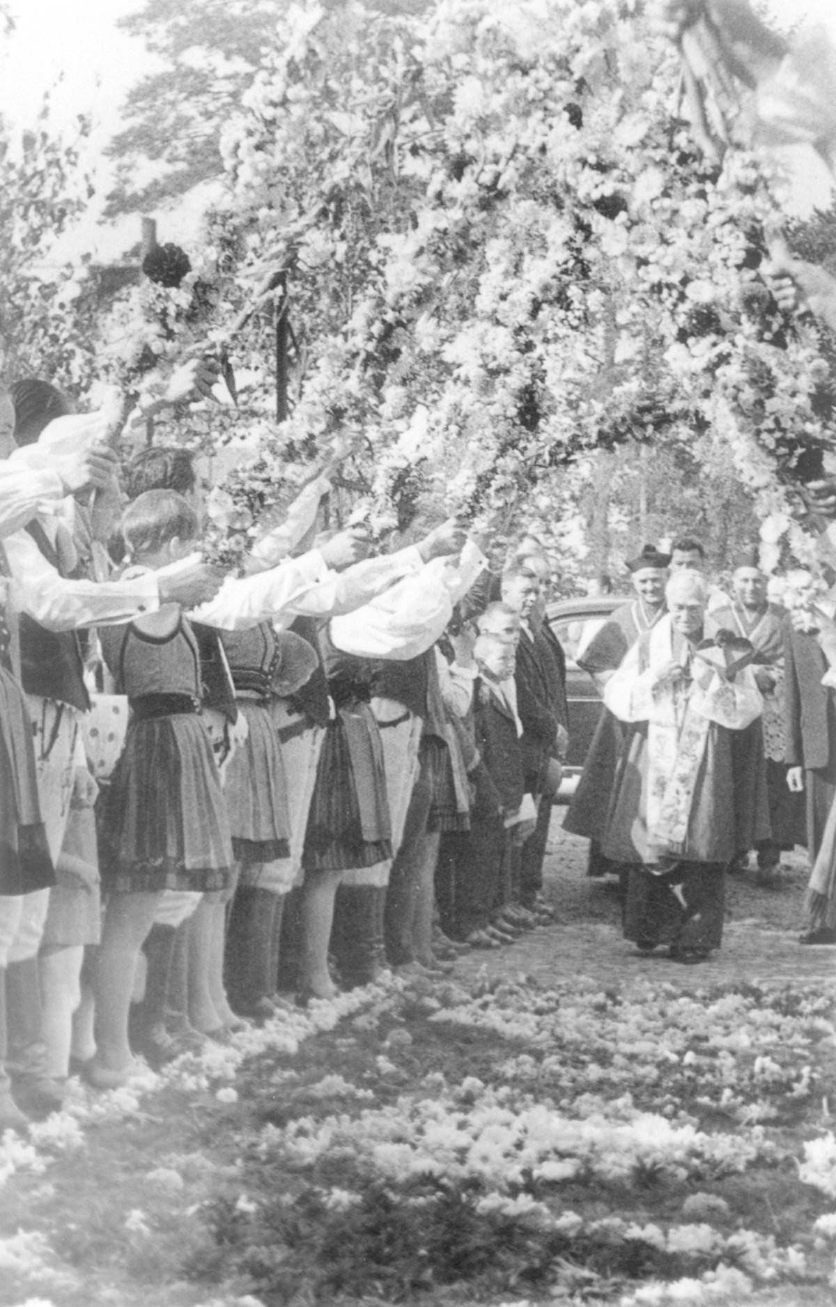 1969, Gyergyóditró. Szabadulása után ismét bérmakörúton a püspök •  Fotó: Archív