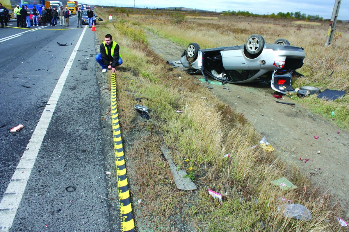 A vádlott, F. Ottó autóját szinte azonnal elvontattaa rendőrség egy kis autószerelő műhelybe.A mezőn fekvő autó „zavarta a forgalmat” •  Fotó: Rendőrség