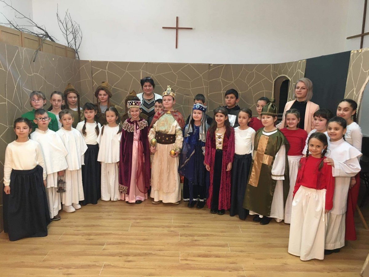 A szilágynagyfalui Petri Mór Technológiai Líceum elemistái zenei alapképzés, illetve képzett zenetanár segítsége nélkül tanulták meg a dalokat •  Fotó: Ferencz Farnas