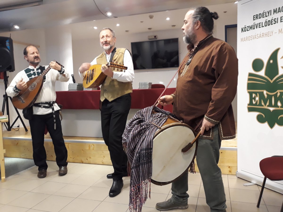 A könyvbemutatót a Tűzvarázs együttes fellépése színesítette • Fotó: Szucher Ervin