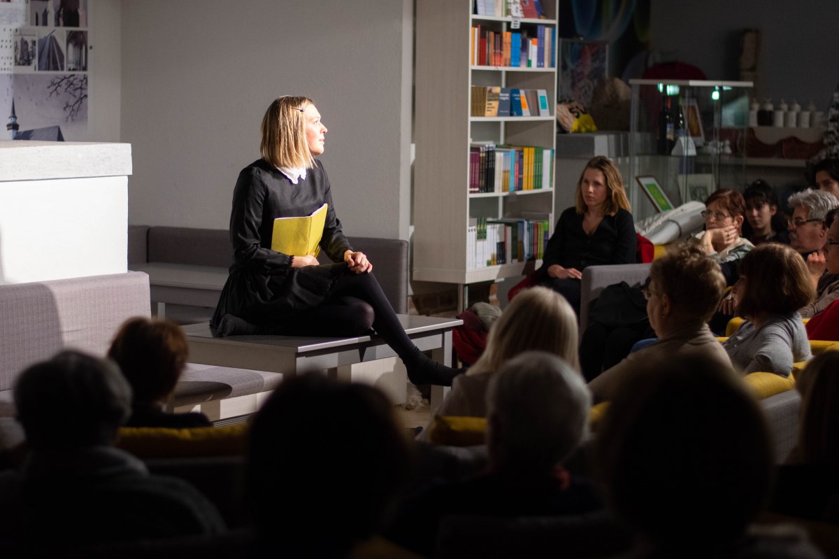 Edelényi Vivien debreceni színművész Váradon mutatta be az Anne Frank naplója alapján készült előadást •  Fotó: Borostyán Produkciós Iroda