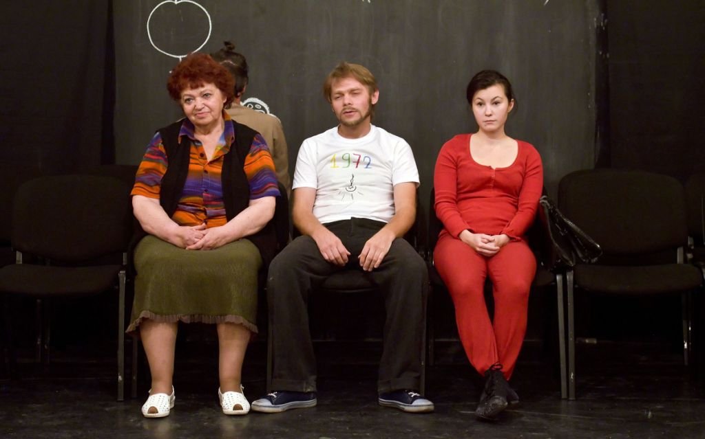 Online nézhető. Csiky Ibolya, Kocsis Gyula, Ababi Csilla a váradi színház Az eset című, 2015-ös előadásában • Fotó: Szigligeti Színház