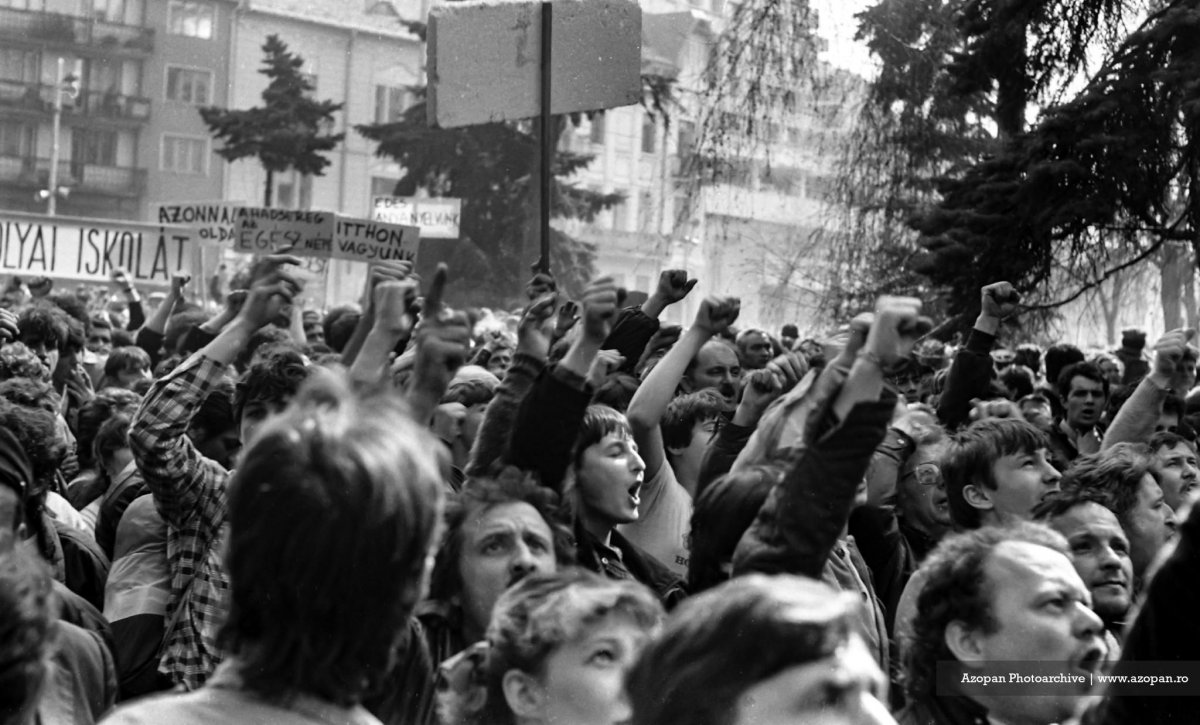 A jogtiprás új kezdete. Harminc éve, 1990. március 19–20-án Marosvásárhelyen véres összecsapások zajlottak le románok és magyarok között •  Fotó: Azopan Photoarchive – www.azopan.ro/Bálint Zsigmond