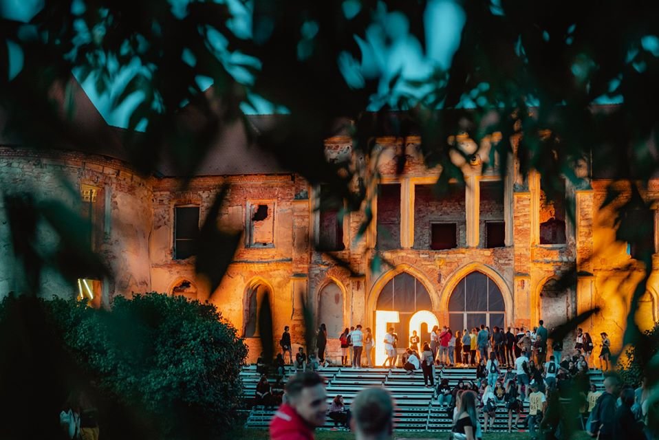 Összenőttek. Az Electric Castle az elejétől fogva támogatja a Bánffy-kastély restaurálását •  Fotó: Facebook/Electric Castle