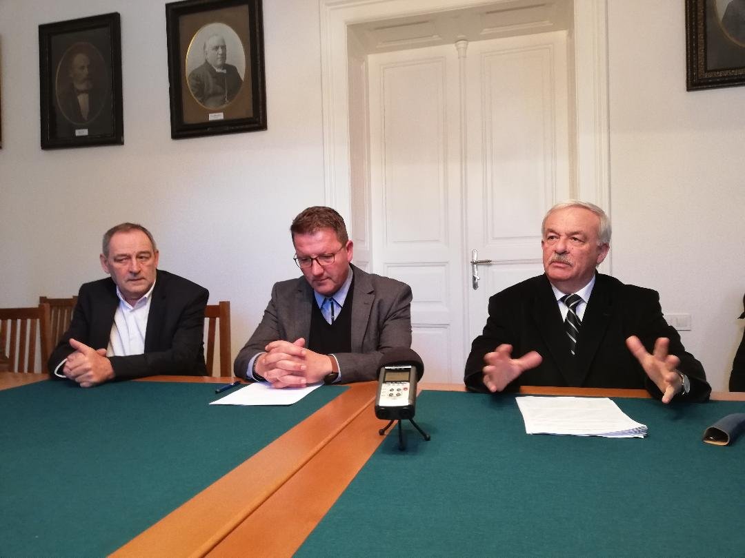 Óvintézkedéseket jelentettek be. Kántor Csaba püspökhelyettes, Ballai Zoltán gazdasági előadó-tanácsos és Kató Béla püspök &bullet;  Fotó: Bede Laura