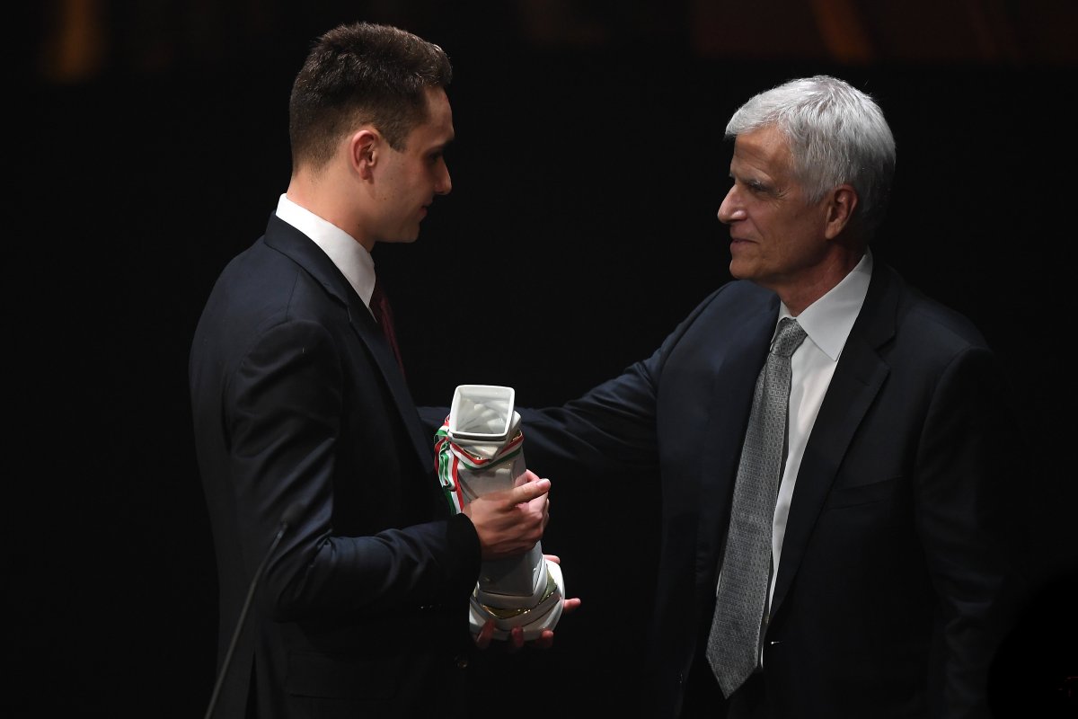 Milák Kristóf világ- és Európa-bajnok, háromszoros ifjúsági olimpiai bajnok úszó átveszi az év férfi sportolójának járó díjat Mark Spitz kilencszeres olimpiai bajnok amerikai úszótól •  Fotó: MTI/Illyés Tibor