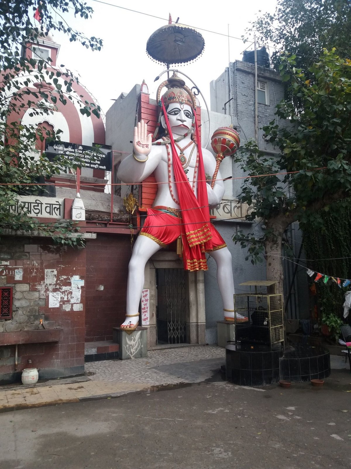 Hindu templom bejárata a majomistennel •  Fotó: Facebook/The Kőrösi Project - From Transylvania to Ladakh