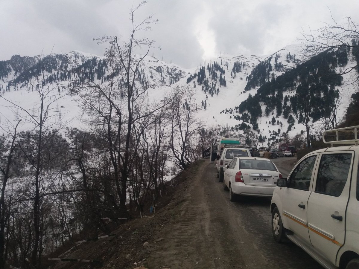 Autók várnak sorukra a Himalája hágóin, Kasmírba menett •  Fotó: Facebook/The Kőrösi Project - From Transylvania to Ladakh