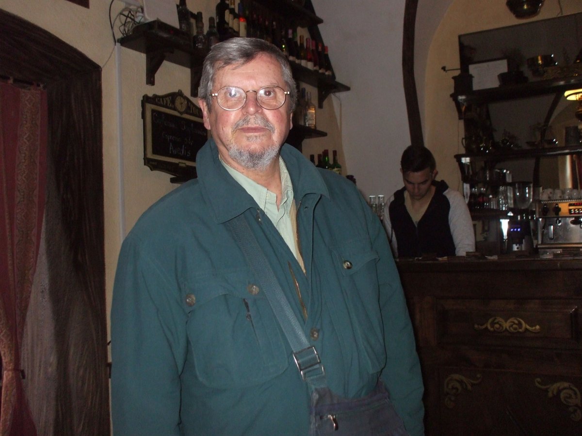 Kelemen Ferenc rádiós kollégáival együtt próbálta nyugtatni a kedélyeket 1990 márciusában •  Fotó: Szucher Ervin