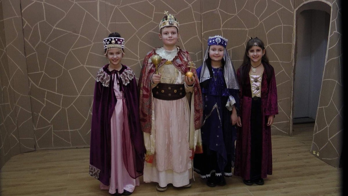 Királyi sereg. A versenyző diákok Sarolt, István, Gizella és Réka szerepében •  Fotó: Ferencz Farnas