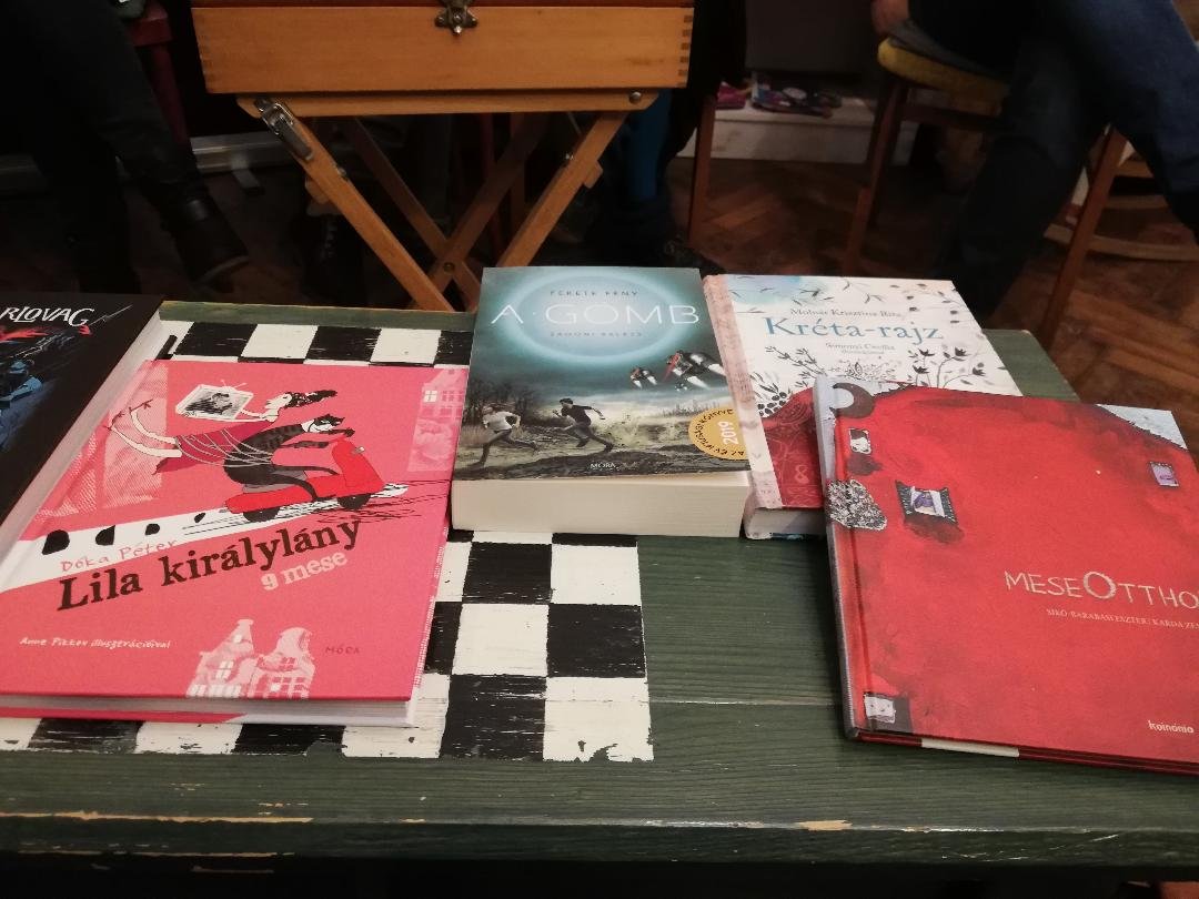 Terített asztal könyvfalóknak. Idén már a második osztályosok is benevezhetnek a játékba •  Fotó: Bede Laura